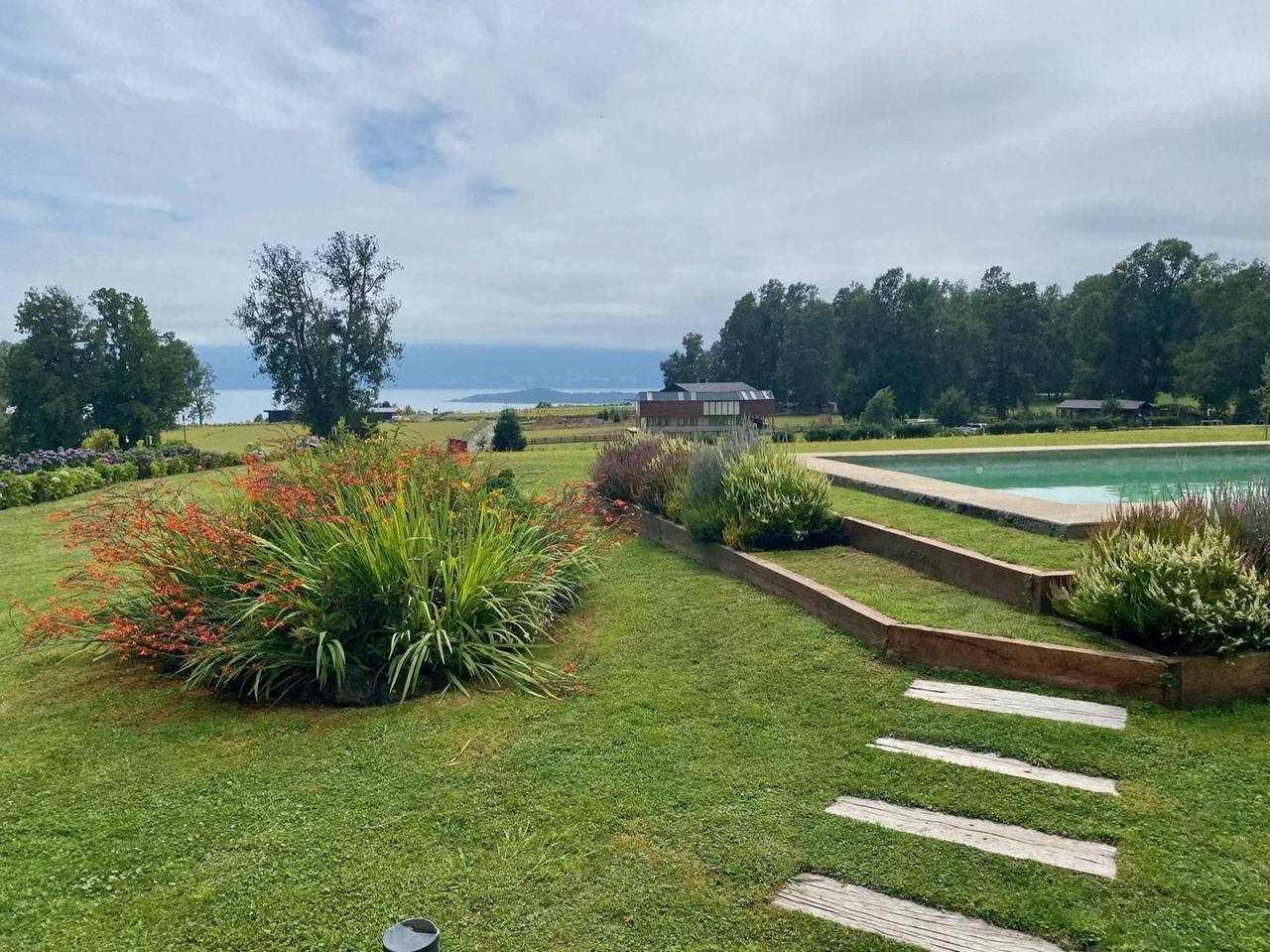 Jardín con vista al Lago Villarrica diseñado por Botánica