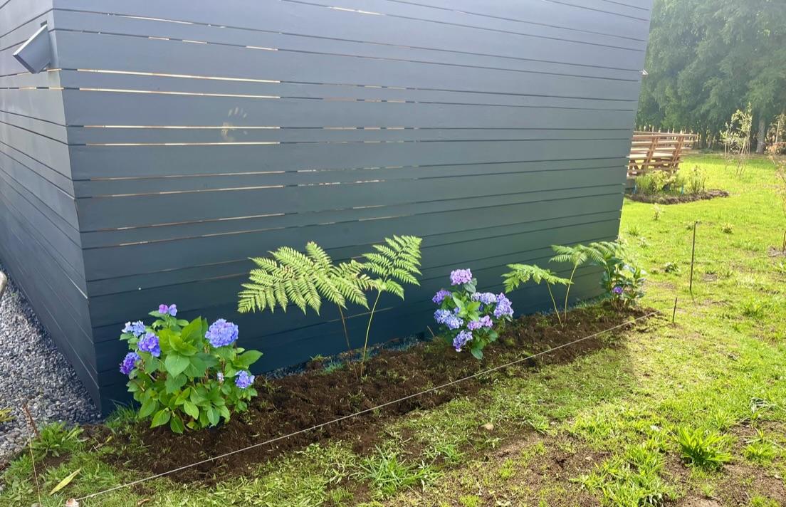 Jardín integral con preparación de suelo y vegetación