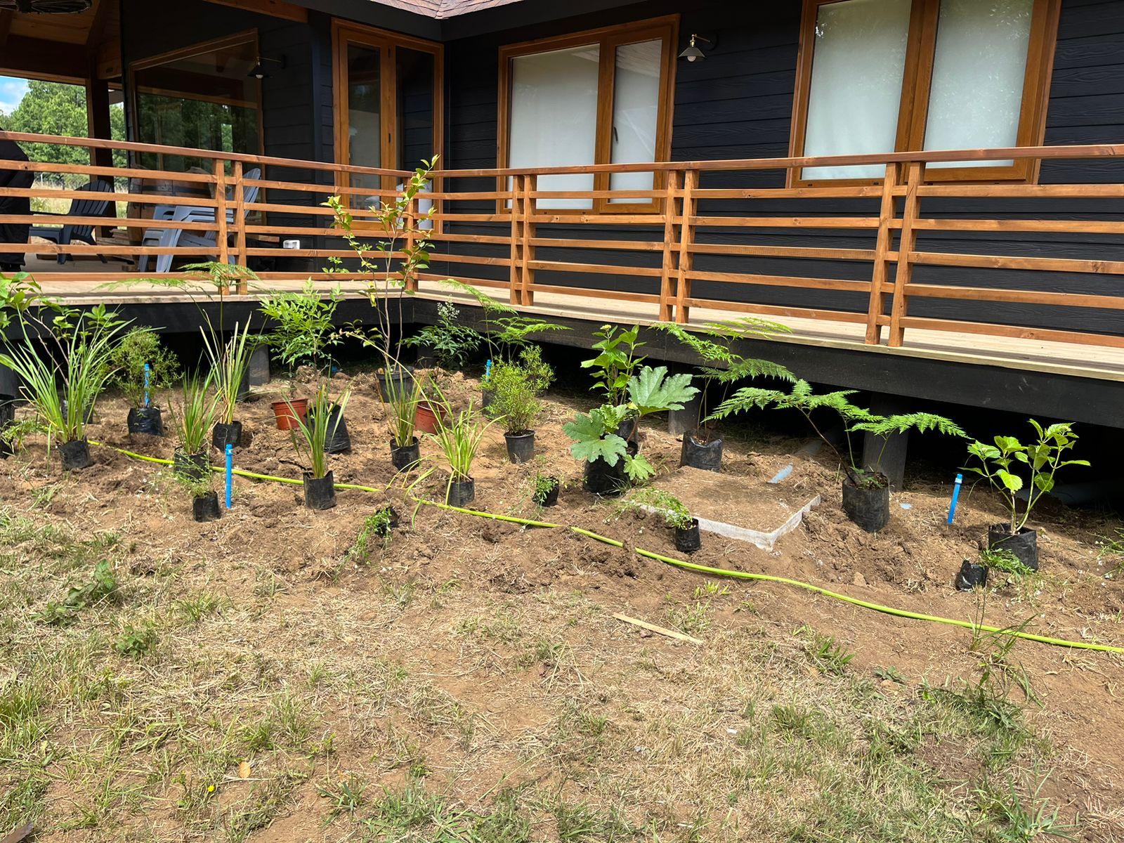 Instalación de riego automatizado en jardín residencial