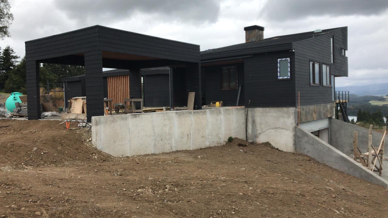 Vista del terreno con desniveles antes del diseño del jardín