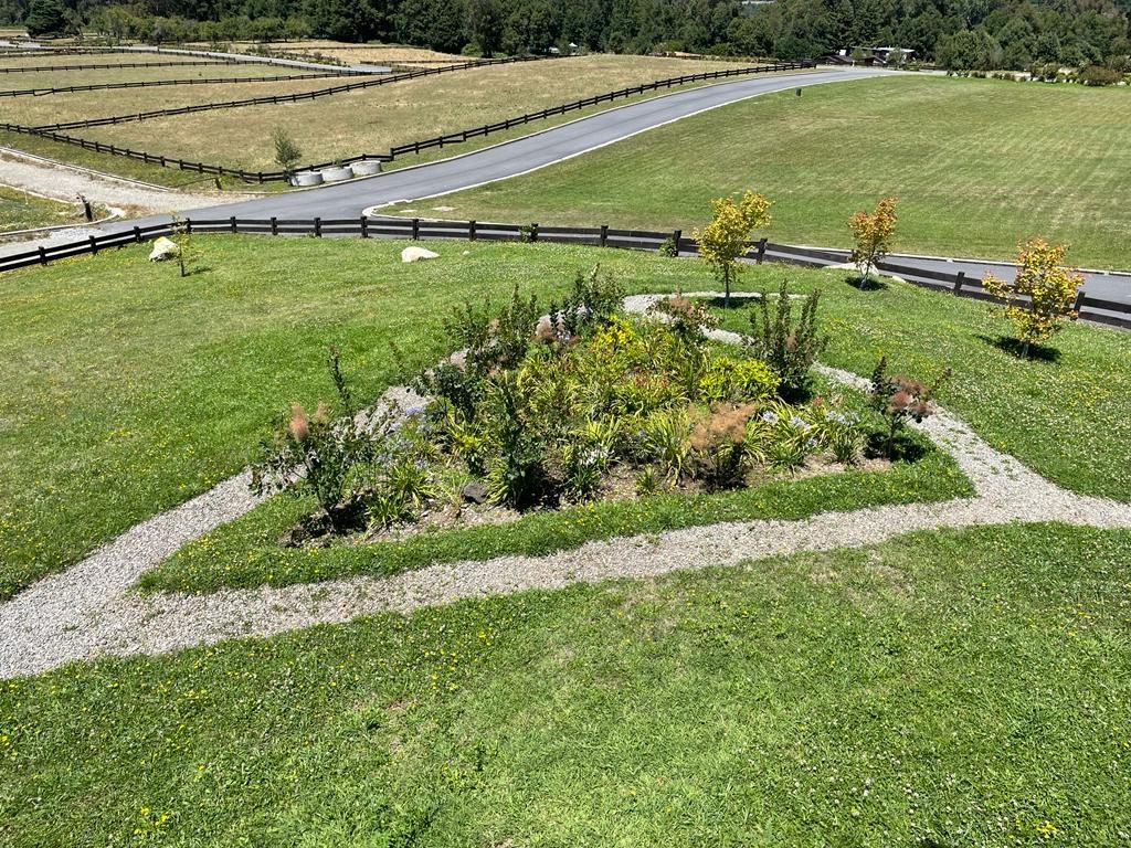 Vista del jardín escalonado con escalones de durmientes