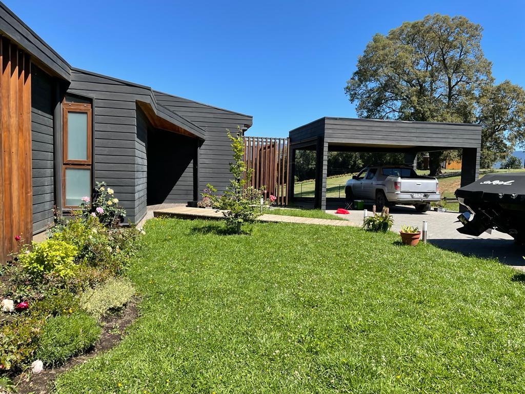 Talud transformado en jardín de bajo mantenimiento