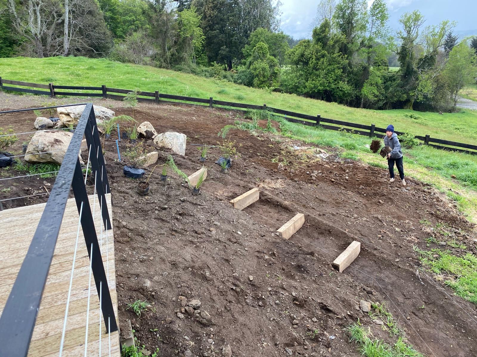 Construcción de escalones de durmientes en el jardín de Panguipulli