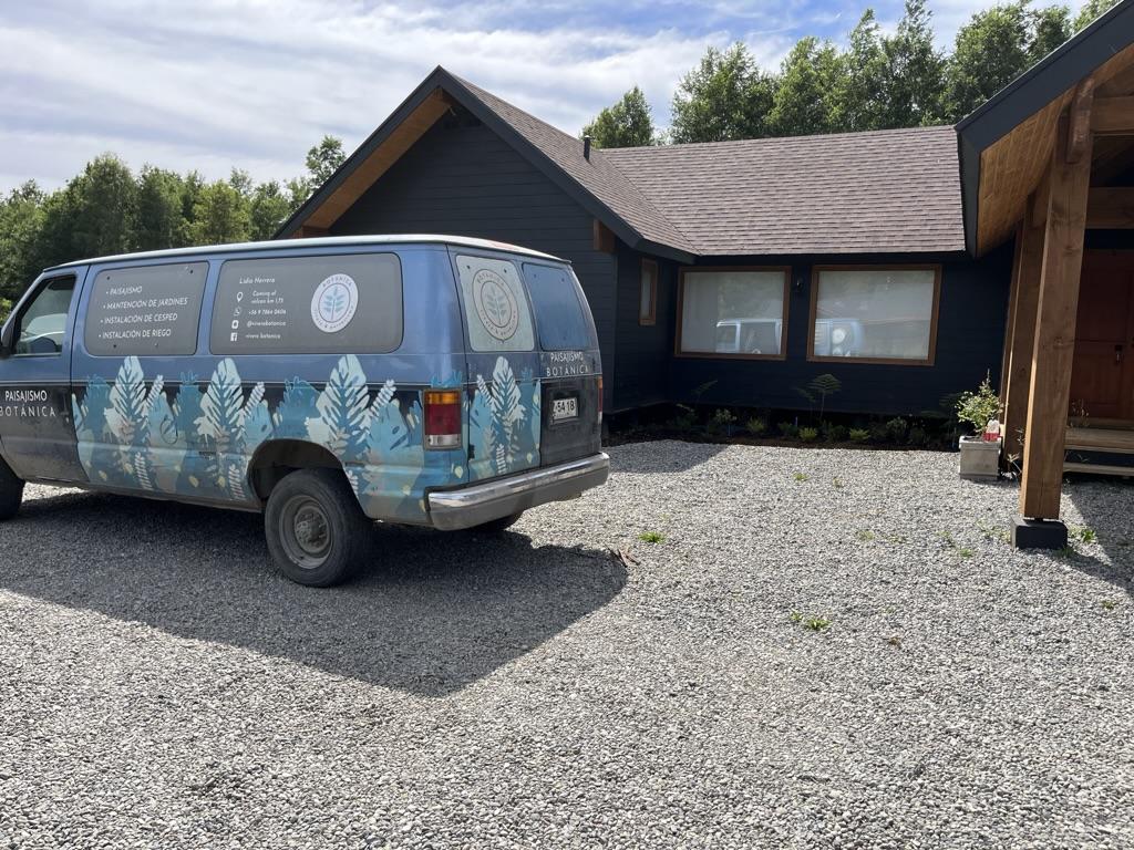 Instalación de senderos con gravilla ornamental