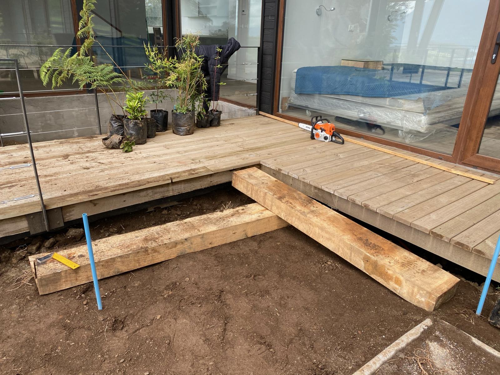 Avance de la construcción del jardín en niveles