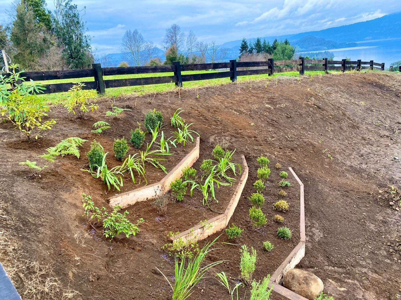 Ejecución de senderos de tránsito entre niveles del jardín