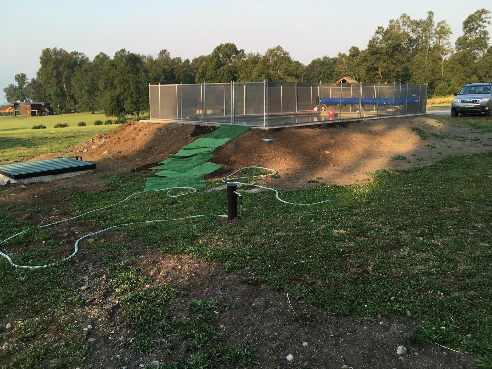 Zona de piscina con desniveles antes del proyecto