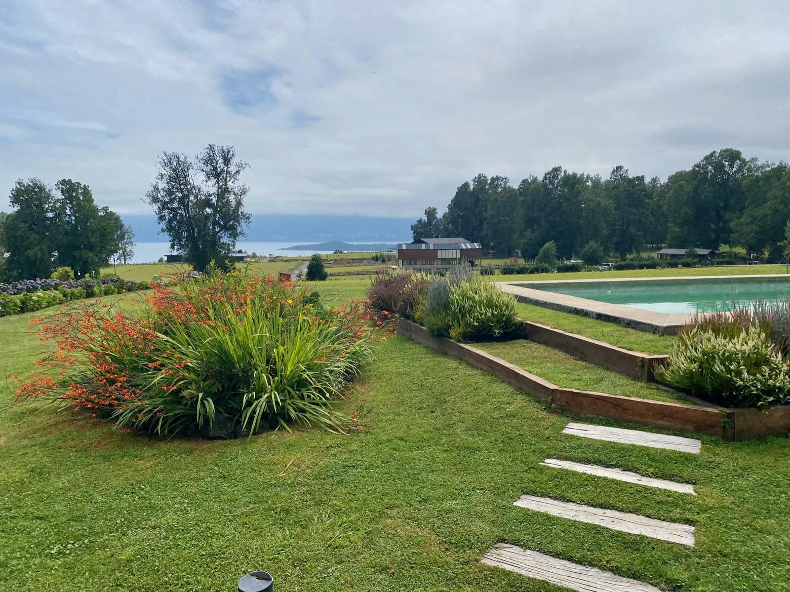 Transformación de jardín familiar en zona lacustre