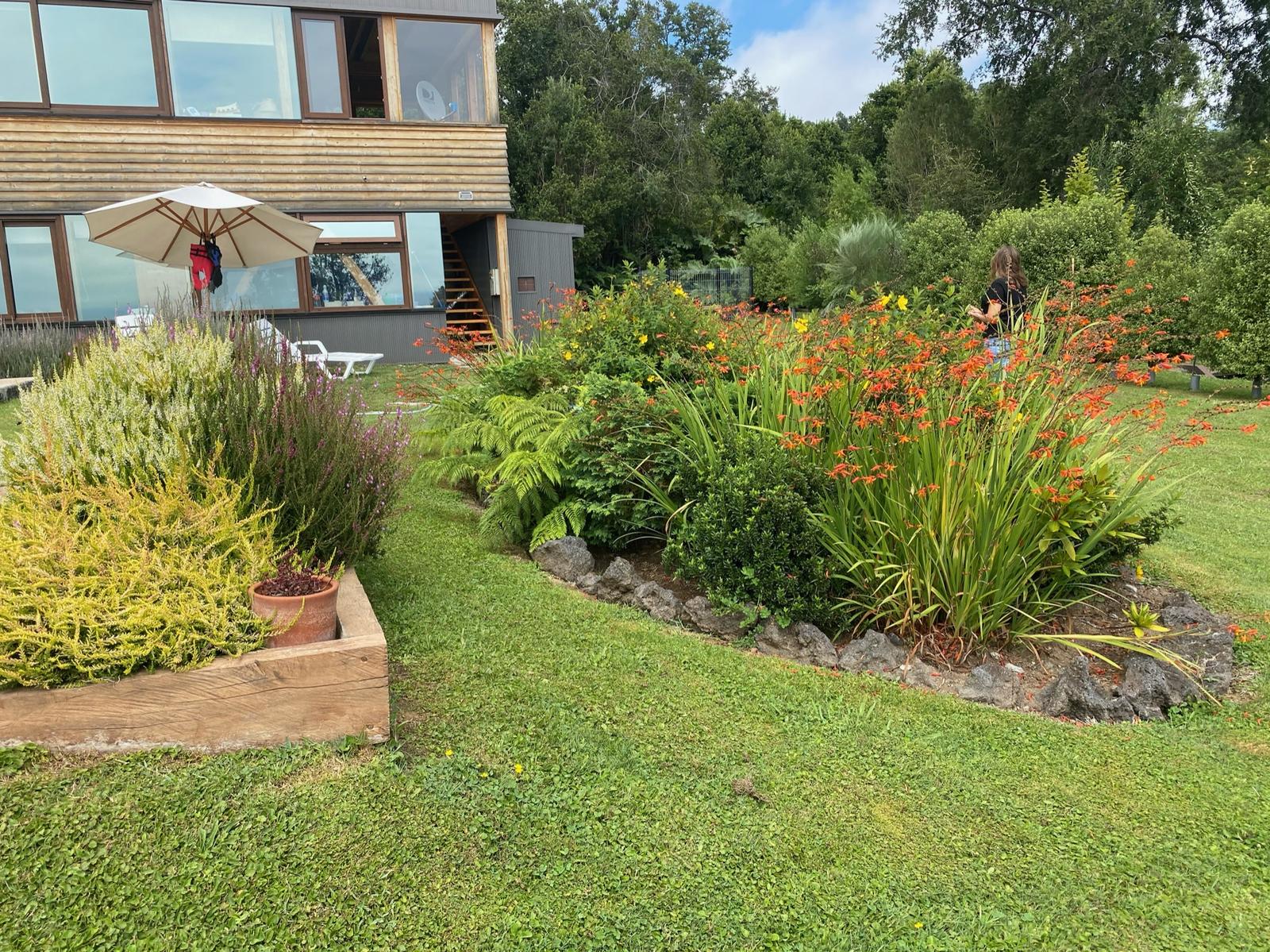 Escalones de durmiente instalados al borde de piscina