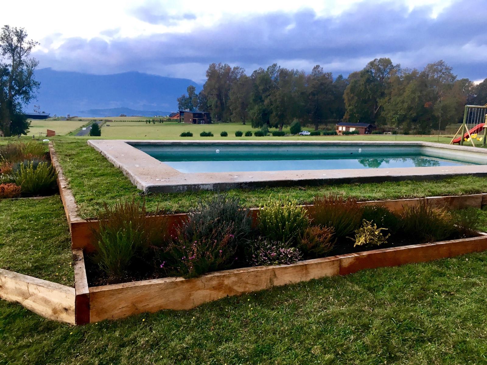 Jardín moderno con escalones funcionales