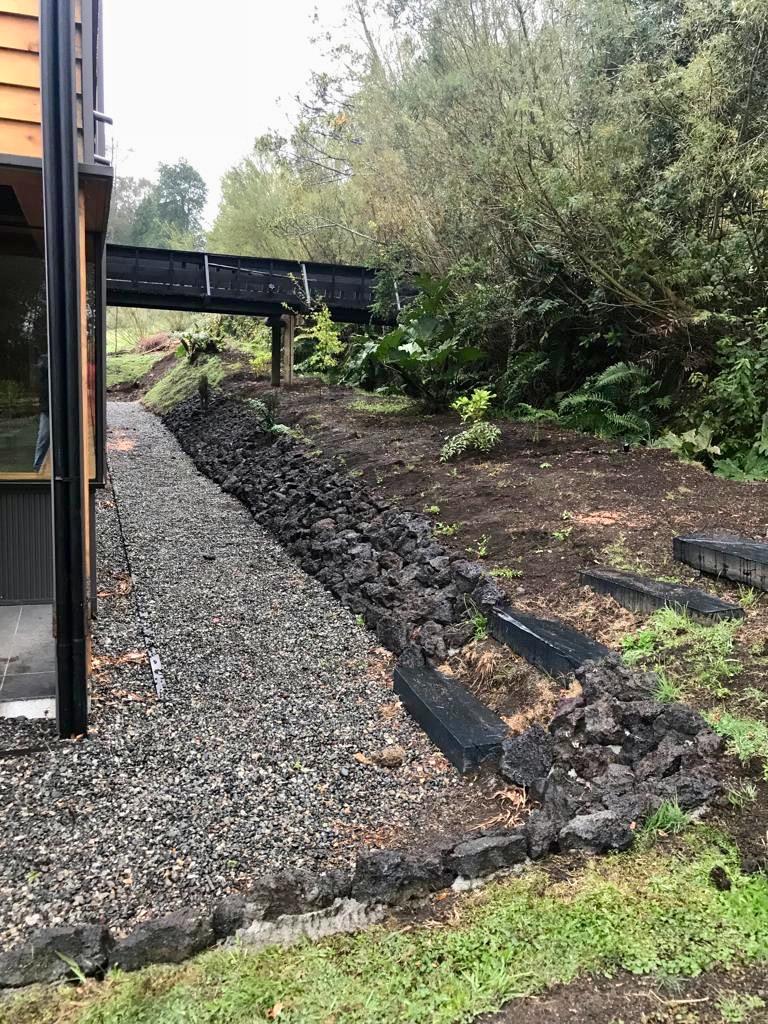 Accesos mejorados en jardín familiar