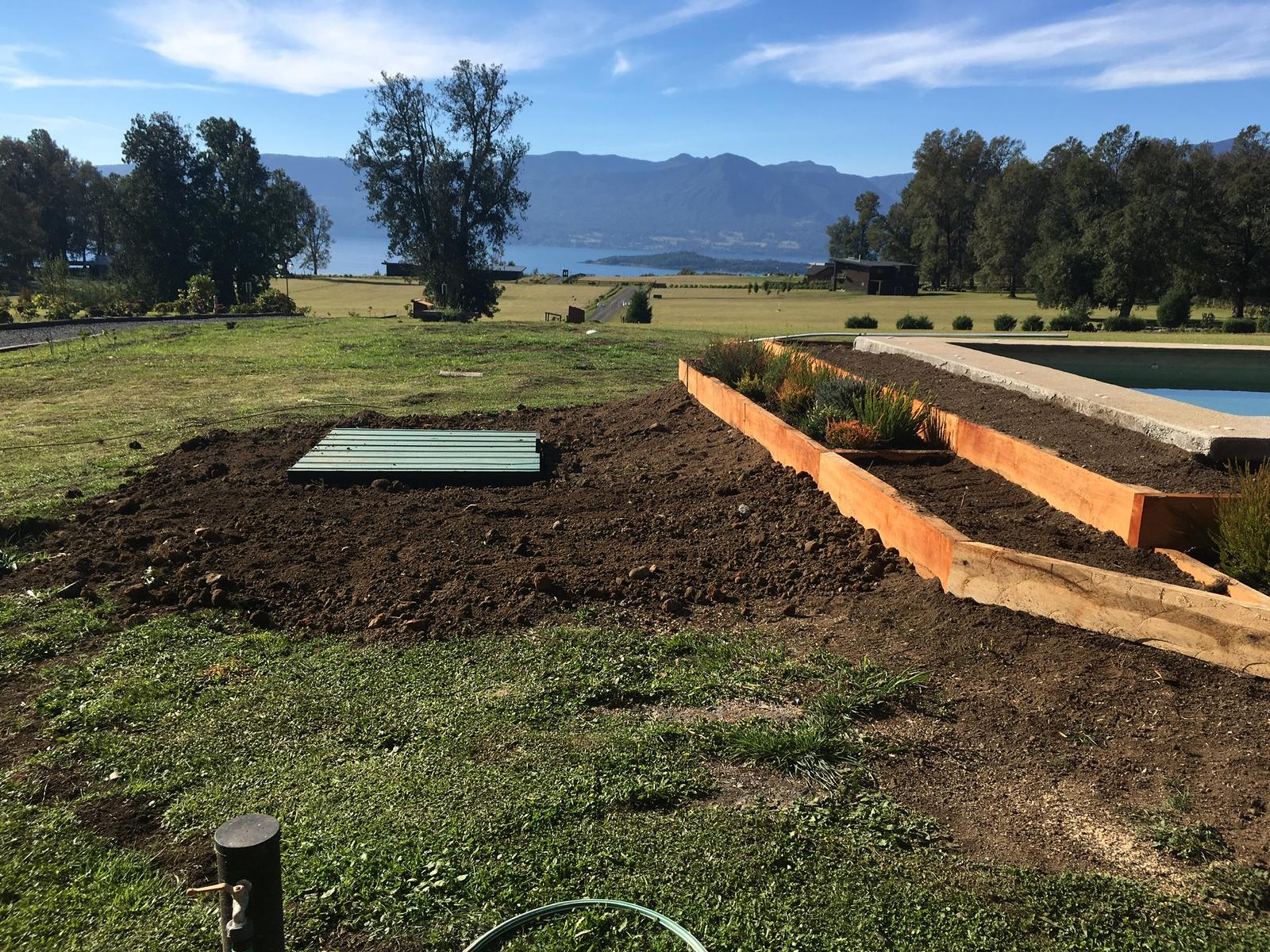 Instalación de jardinera al borde de piscina